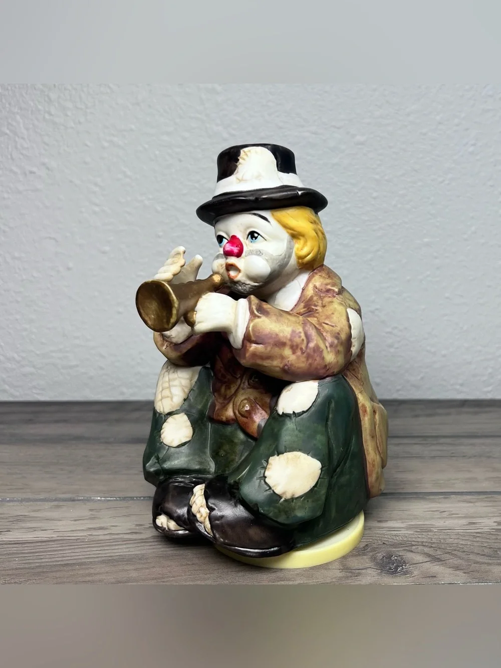 Vintage 1980 Sun Saint Ceramic Hobo Clown Music Box Wind Up Playing Trumpet Horn